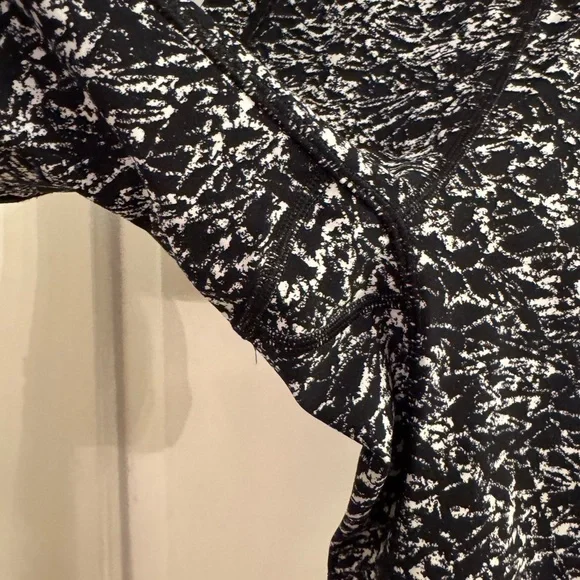 Lululemon Deep Breath Crop 21" Iced Wave White Black - Picture 5 of 13